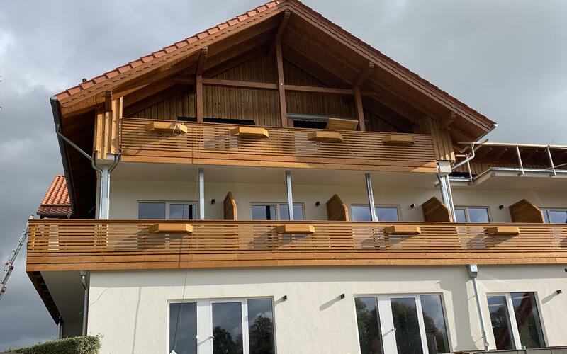   Hotel Grohnder Fährhaus - Fassadenarbeiten in Emmerthal - Holzelemente an der Fassade